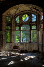 AbandonedHugeBayWindowBed